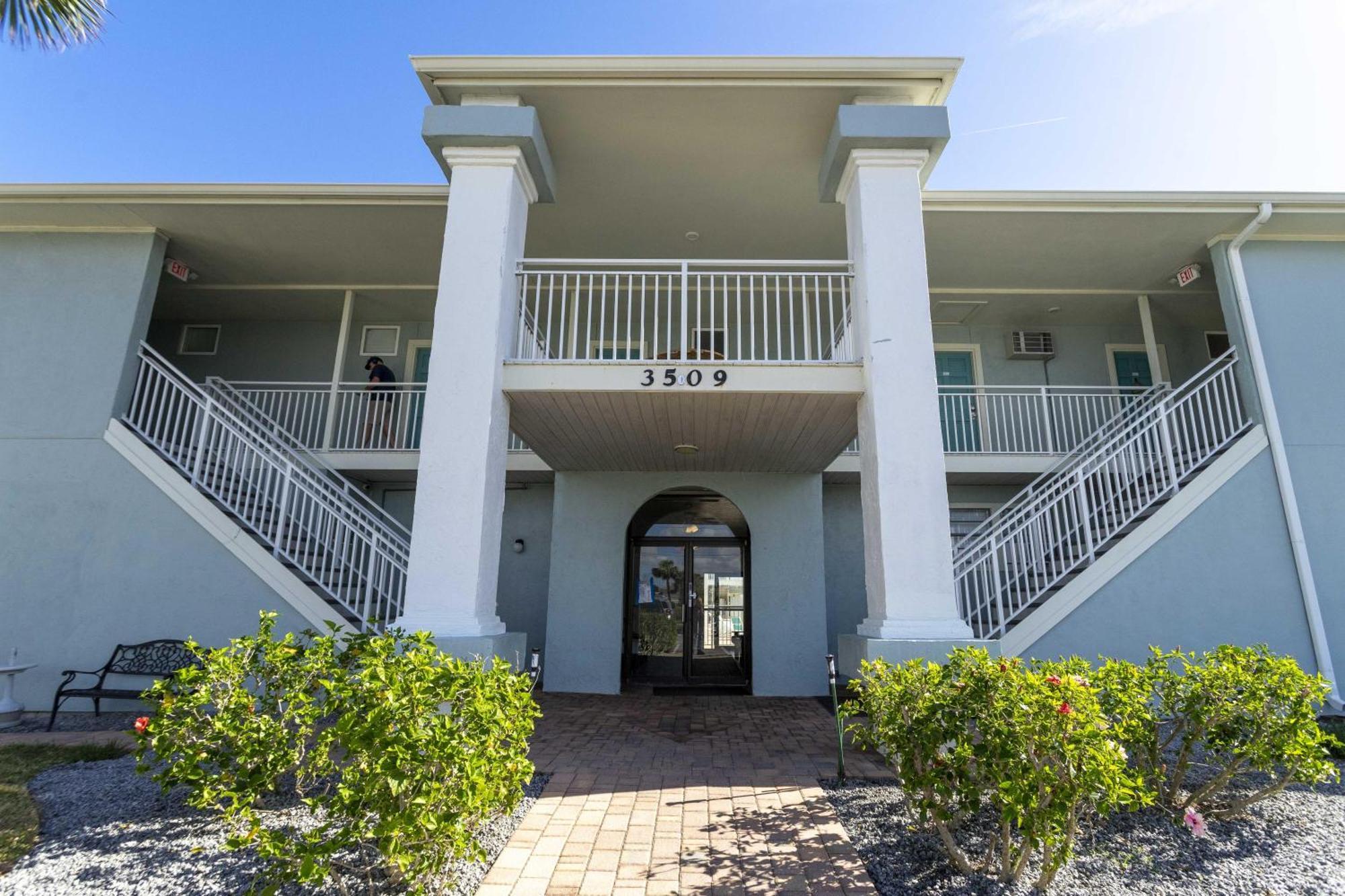 Coastal Waters 107 - A Studio Poolside Retreat New Smyrna Beach Exterior photo